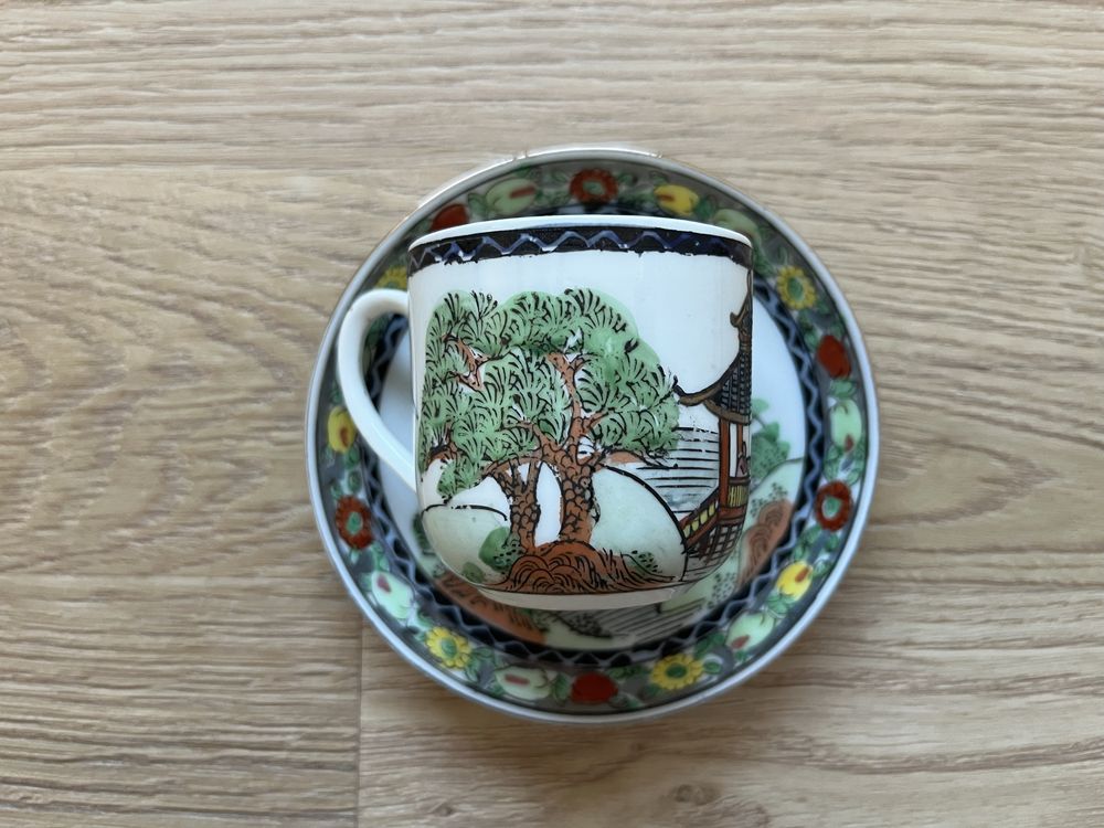 Chávena de café e pires motivos orientais