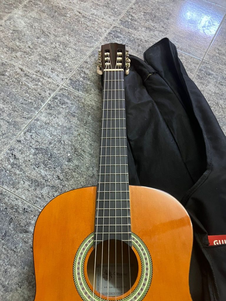 Guitarra clássica com capa