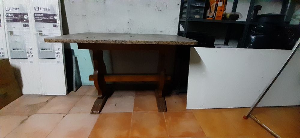 Mesa de cozinha em bom estado