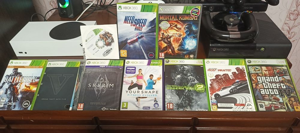 Консоль xbox 360e 500 ГБ+usb freeboot aurora+kinect+ руль+ диски,обмін