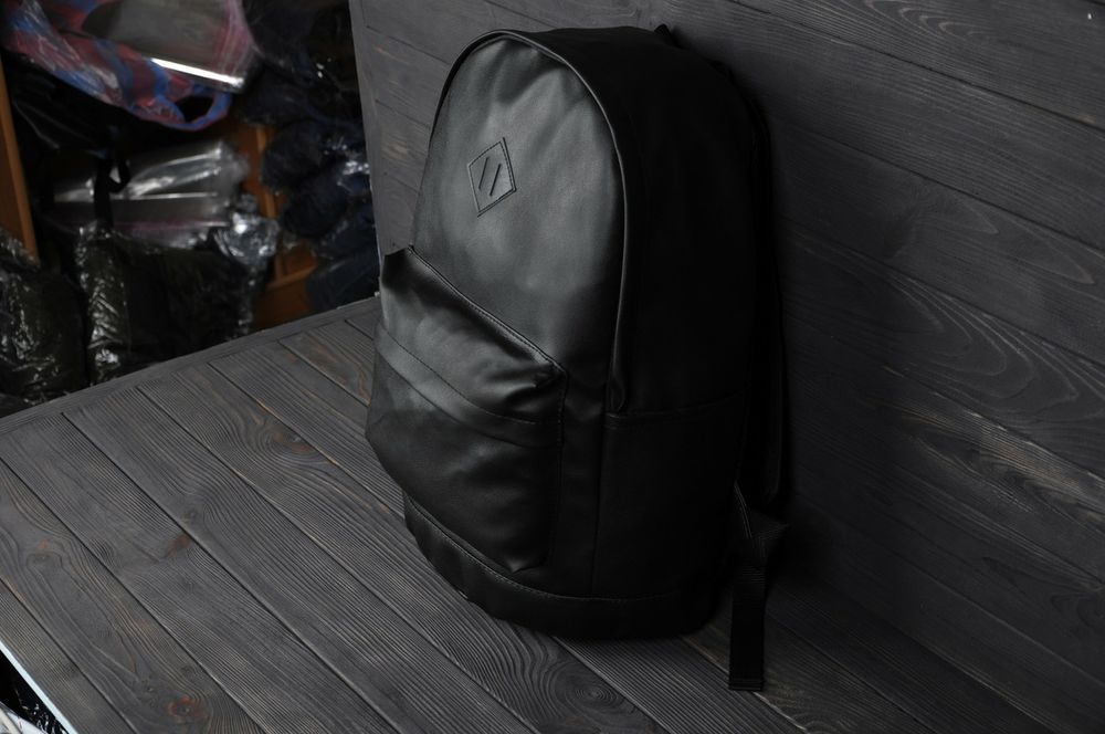 Рюкзак кожаный городской мужской черный портфель сумка