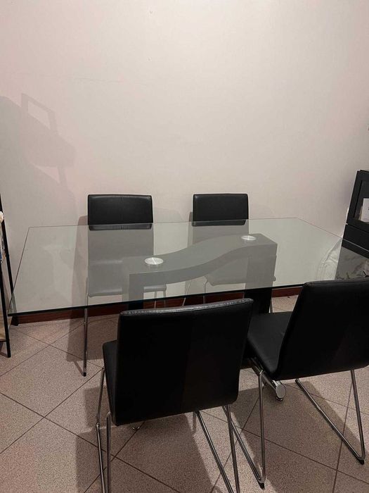 Mesa de vidro e cadeiras