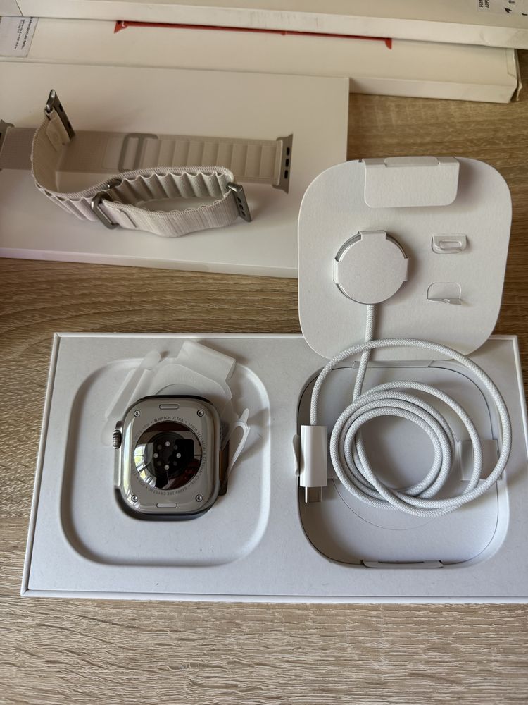 Apple Watch Ultra 49mm Titanium Case GPS + LTE Starlight Alpine Loop