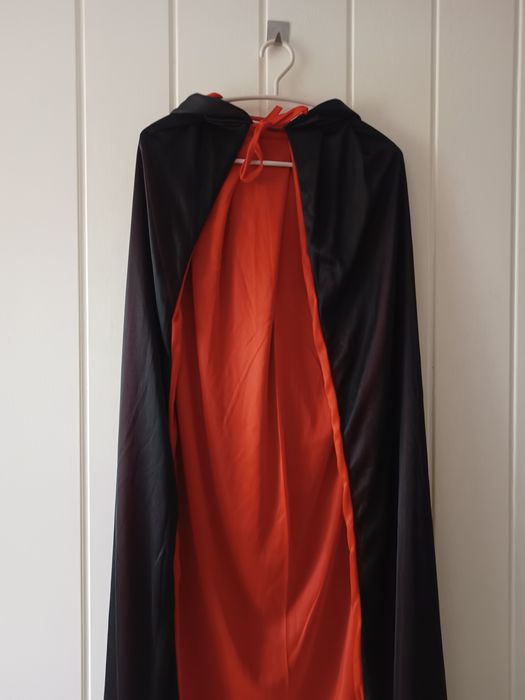 Peleryna dwustronna czarno -czerwona z kapturem przebranie