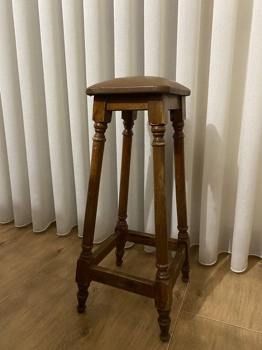 2 bancos altos castanhos