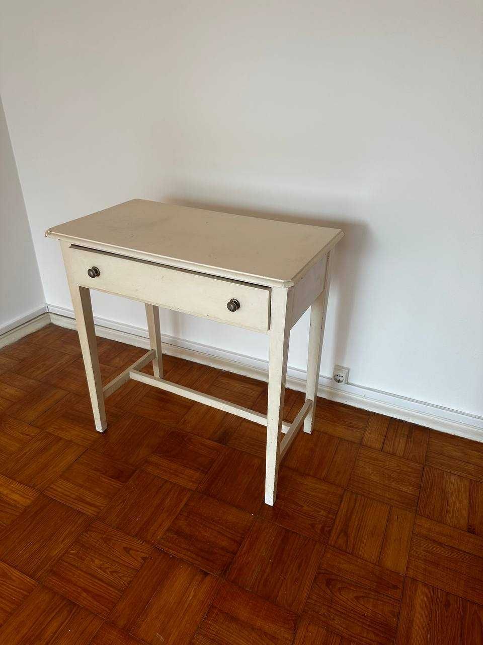 Mesa de madeira com gaveta