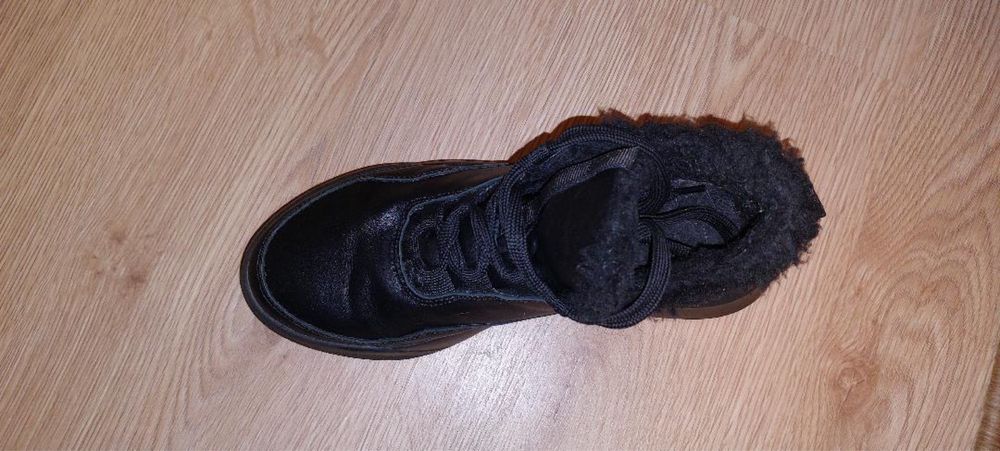 Теплі шкіряні кросівки з хутром