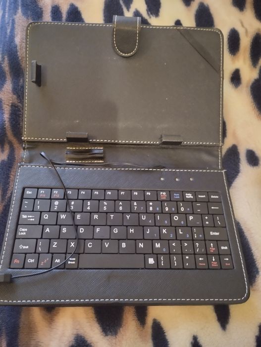 Продам чохол -клавівтура на планшет.
