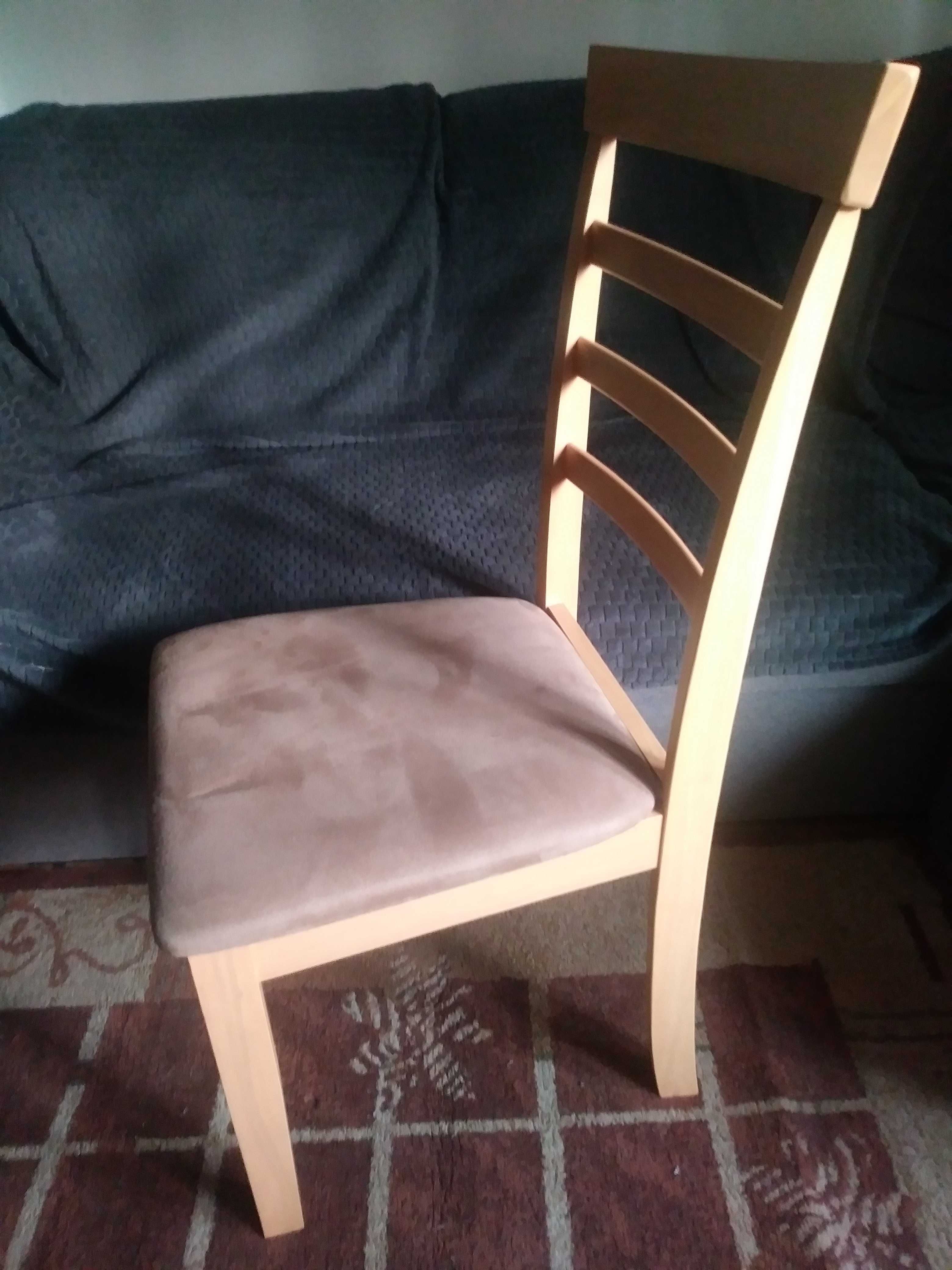 Szafka wisząca biała stół krzesła narożnik