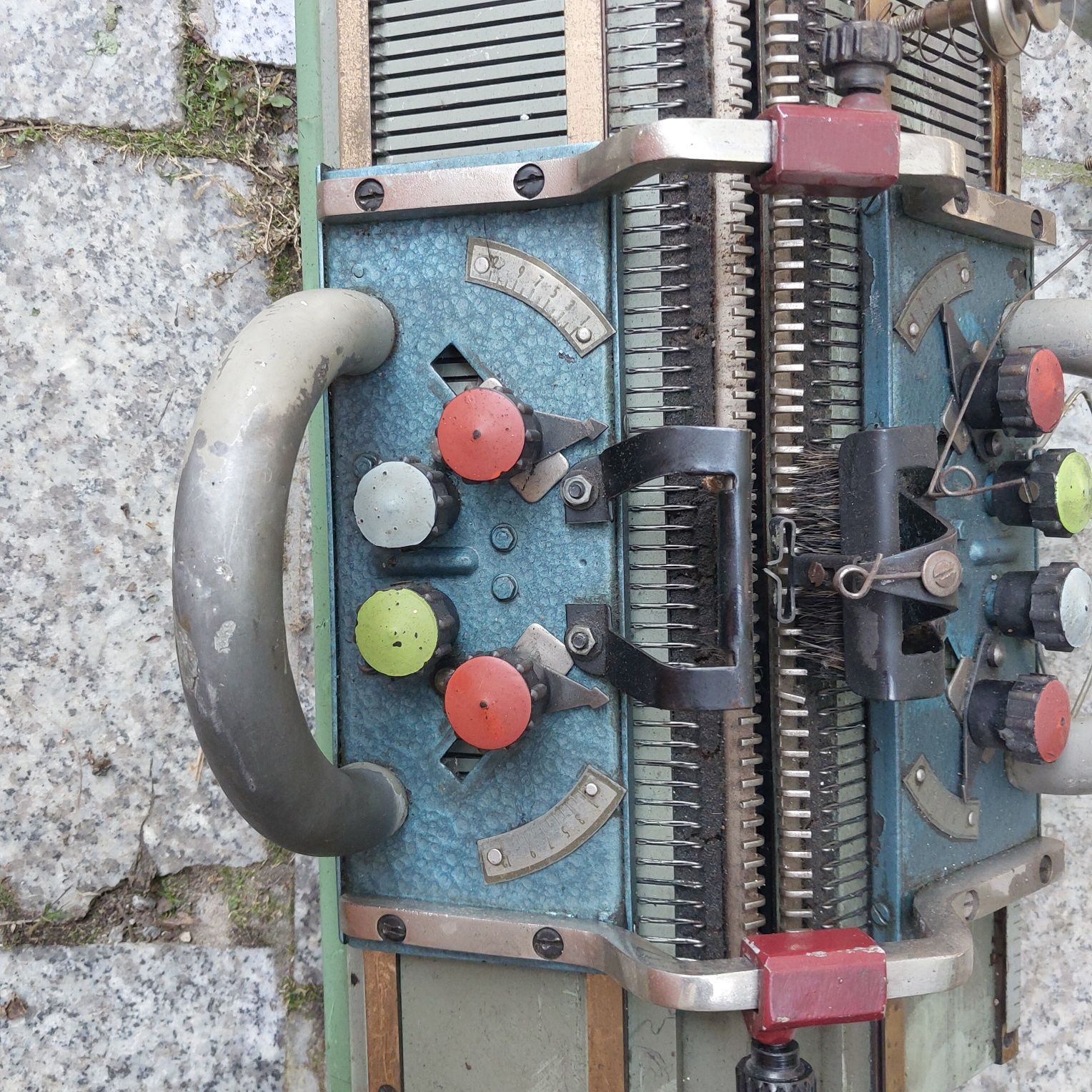 Stara maszyna dziewiarska do szycia tkanin prl retro