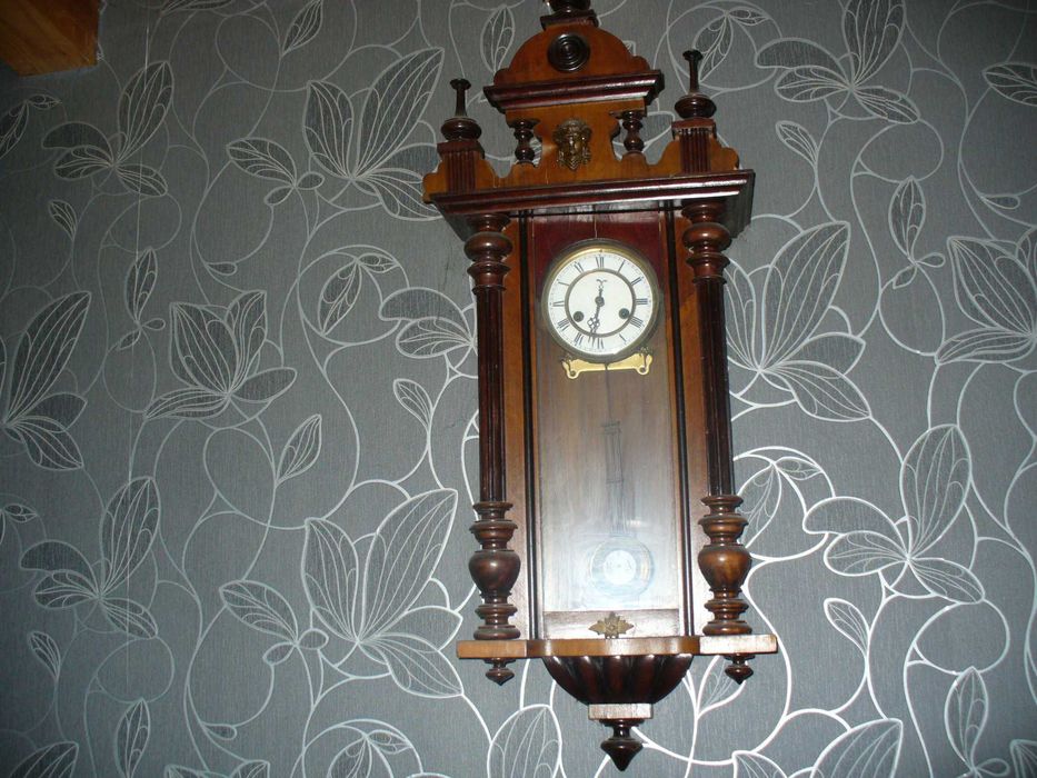 Stary wiszący zegar ścienny