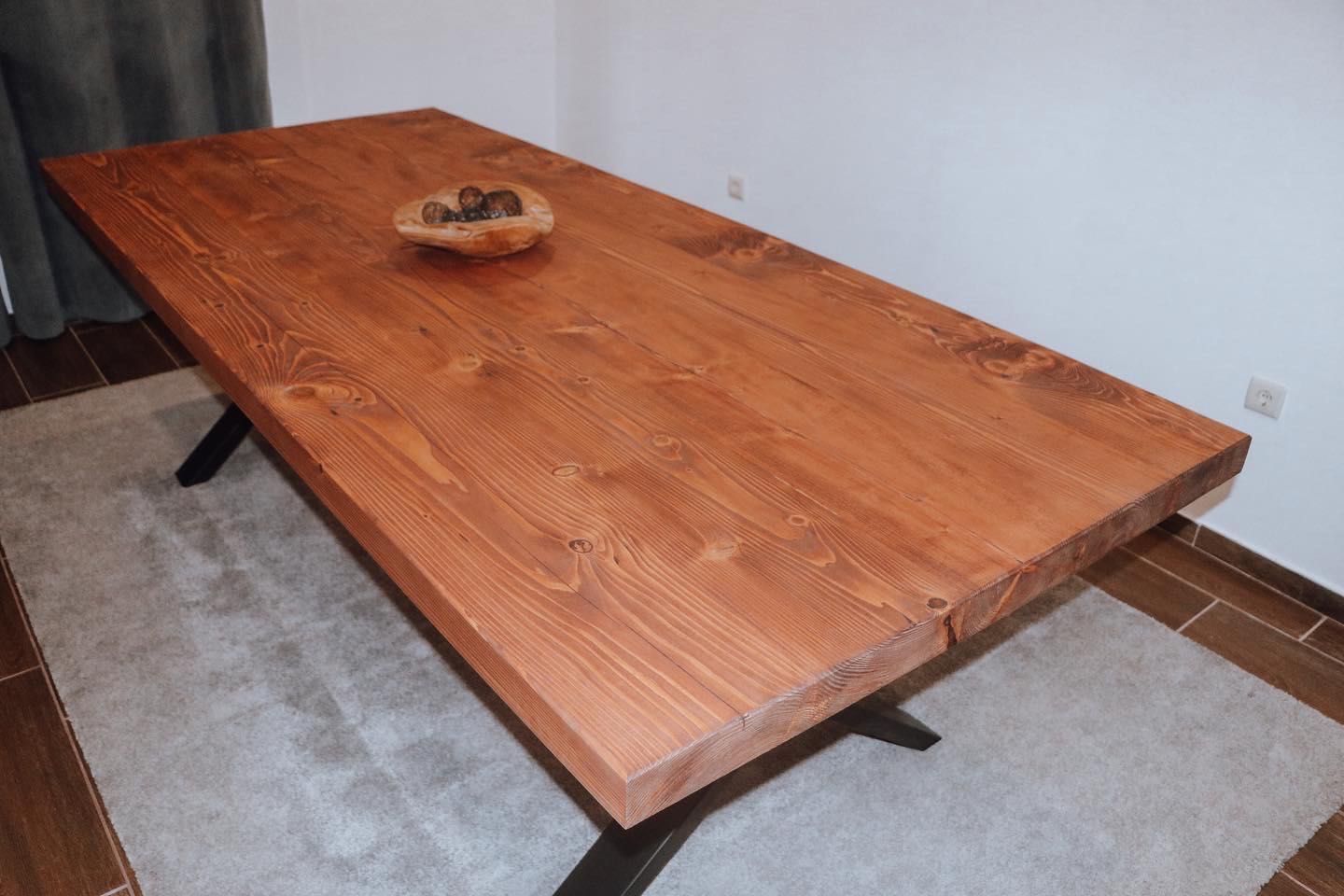 Bela mesa de jantar em madeira de pinho
nórdico e pernas de metal