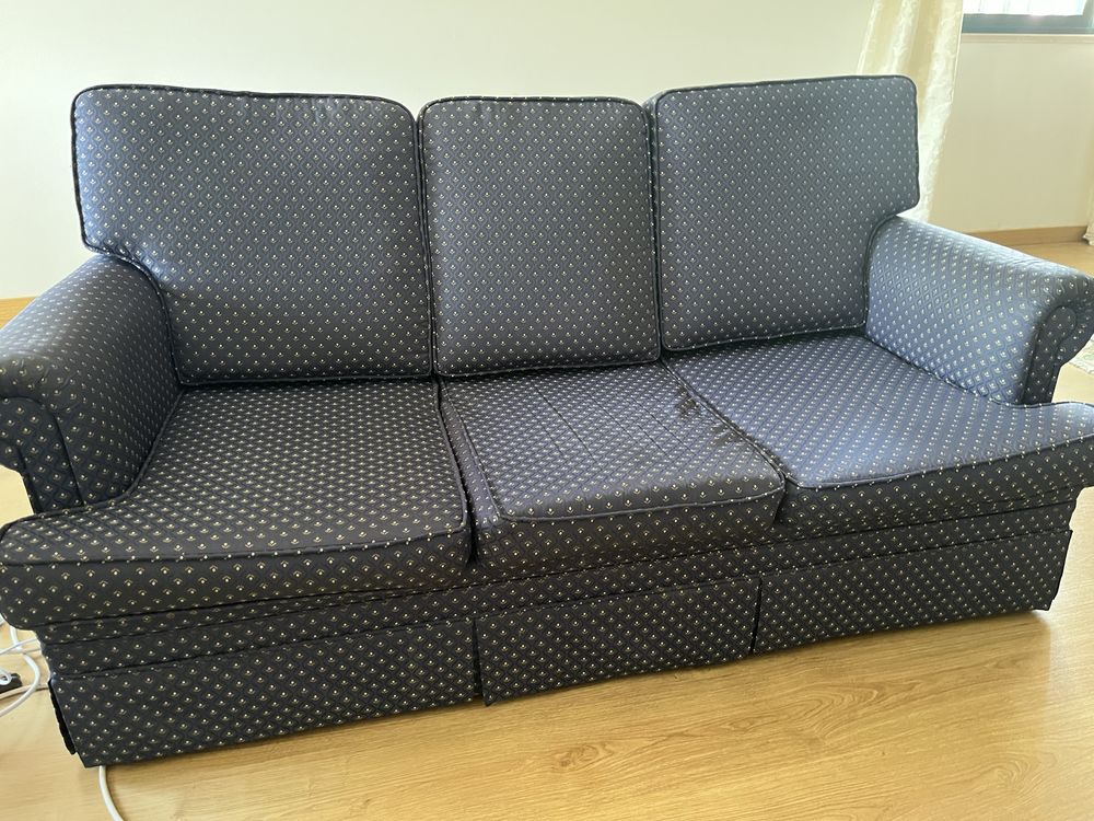 Sofa  3 lugares com cama e sofa 2 lugares em tecido azulao e flores