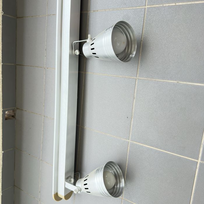 Candeeiros usados em bom estado cor cinza, nao inclui lampadas .