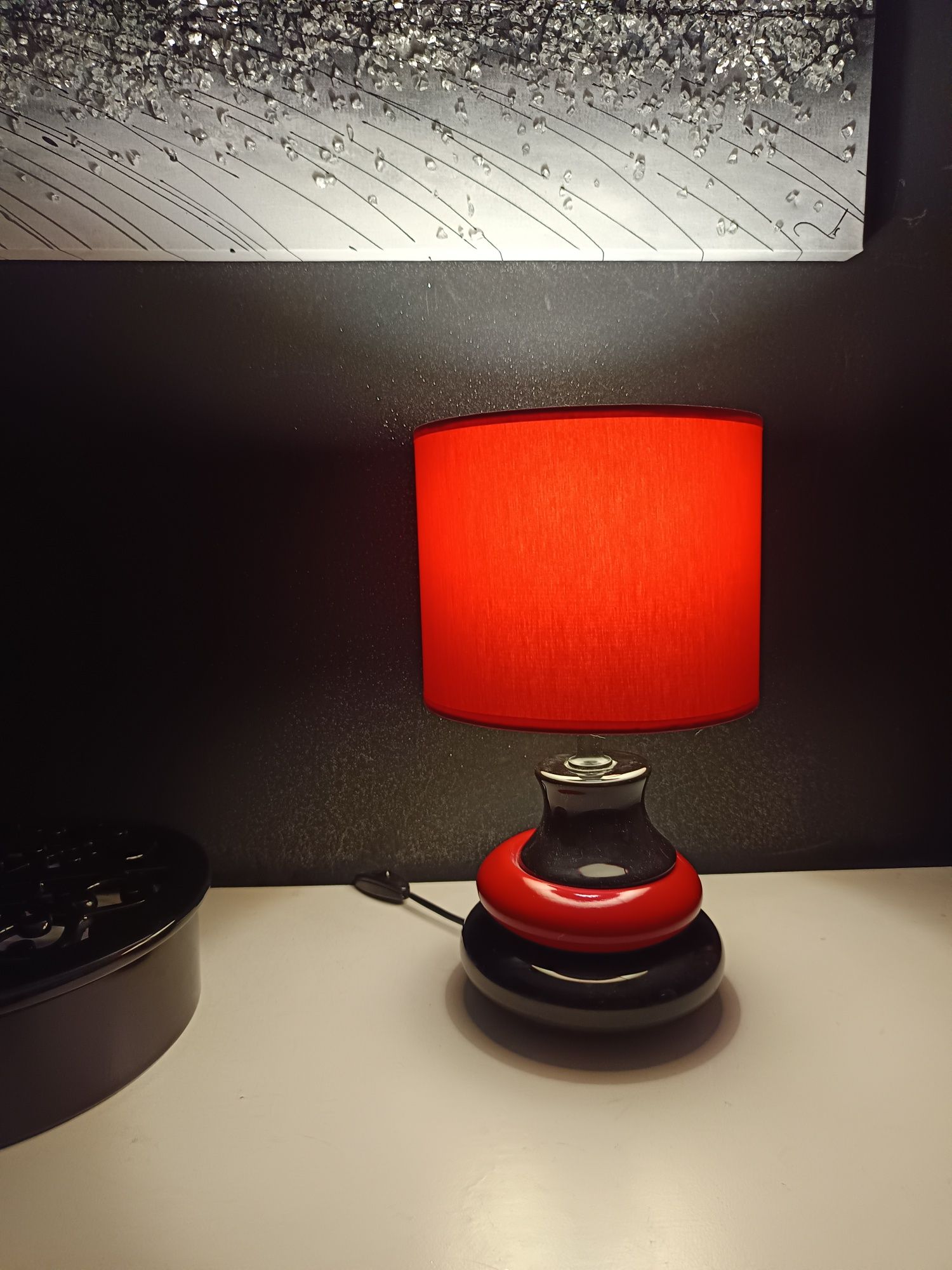 Candeeiro vermelho e preto