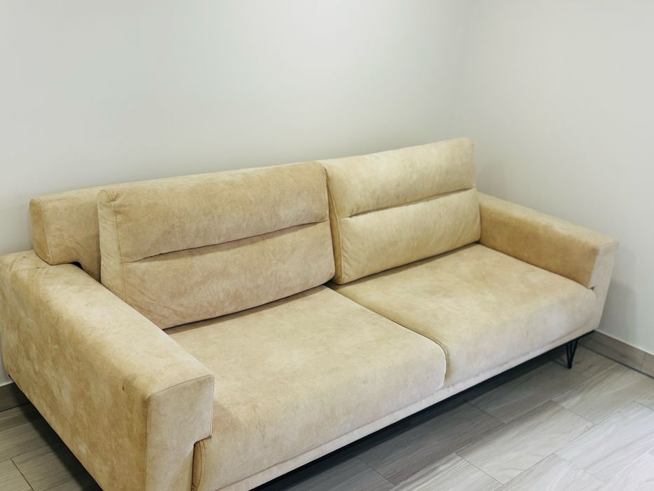 Sofá bege com pouco uso (aberto faz de cama)