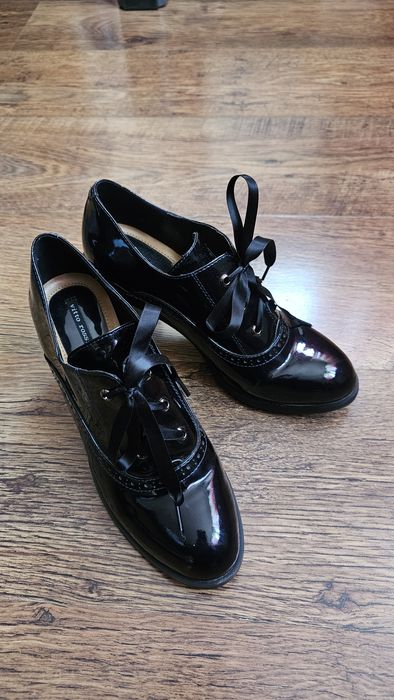 Ботинки ботильйони чобітки на підборах жіночі лаковані 38 розмір