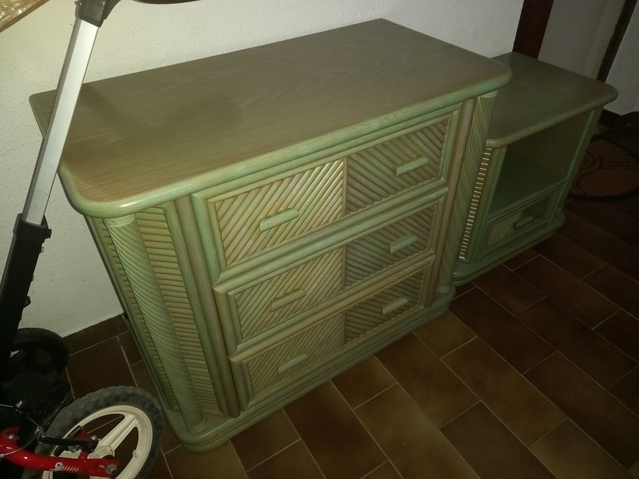 Cómoda e mesa de cabeceira