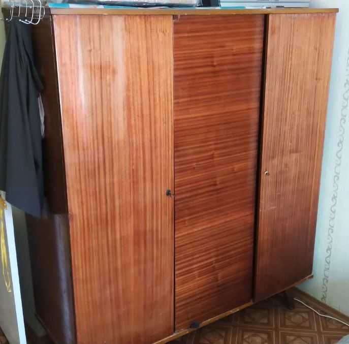 Кресла, диван, шкаф, стол, ТВ тумбочка, микроволновка, пылесос