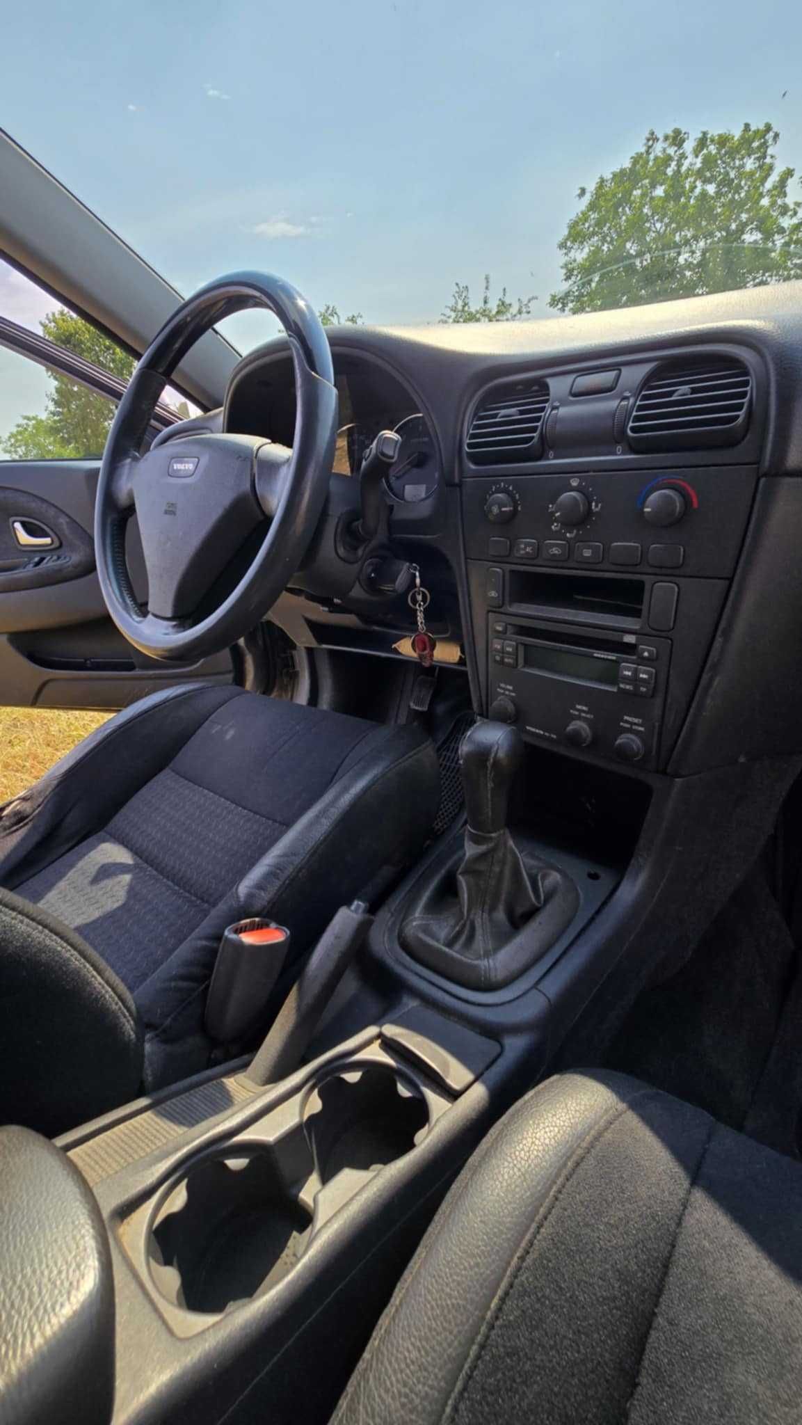 Szare Volvo V40 2004r.