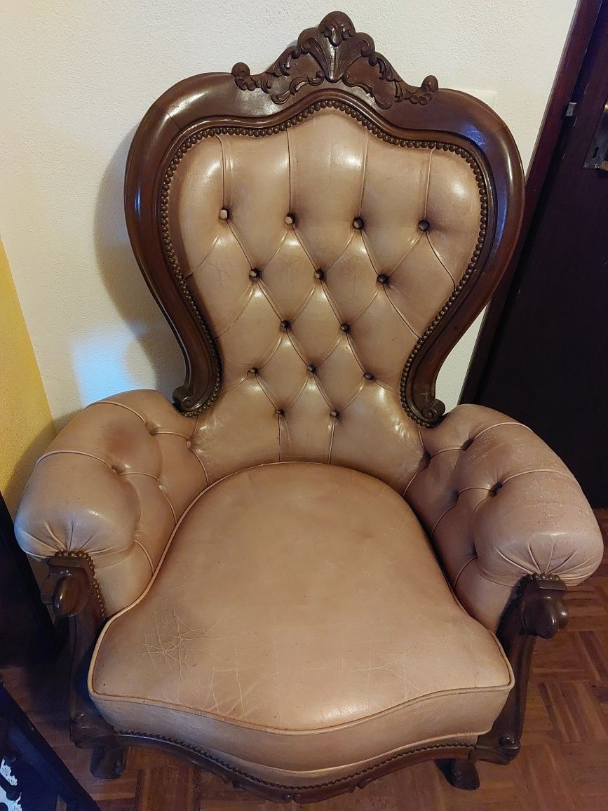 Cadeirão antigo capitone