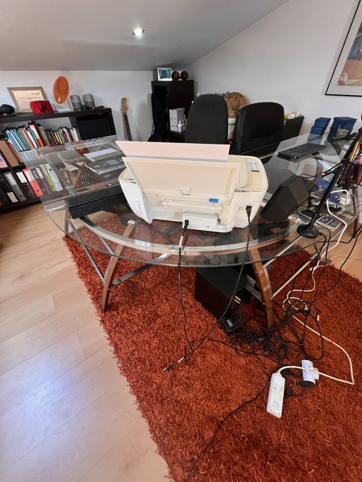 Mesa de escritorio em L em vidro e estrutura de madeira