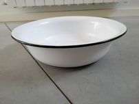 bacia branca de esmalte