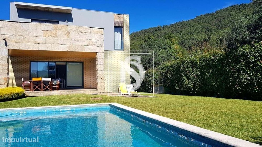 Moradia T4 em Carreço, com piscina e garagem