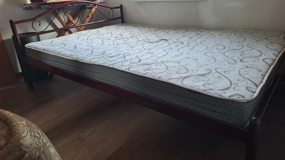 Продаю двухспальне ліжко б/у
