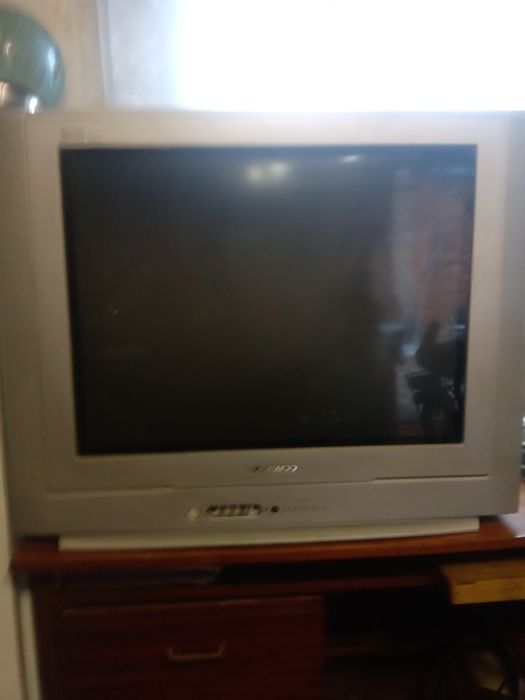 Два телевизора Deweeo ,CUTRONIC. Подставки под телевизор.