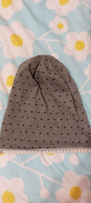 2 czapki szare w czarne serduszka
