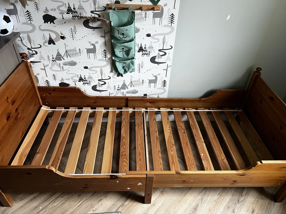 Drewniane łóżko dzieciece ikea wraz z materacem