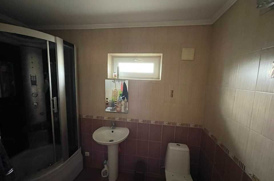 Будинок з жилим ремонтом та ПІДВАЛОМ у Центрі Бучі!  БЕЗ комісії