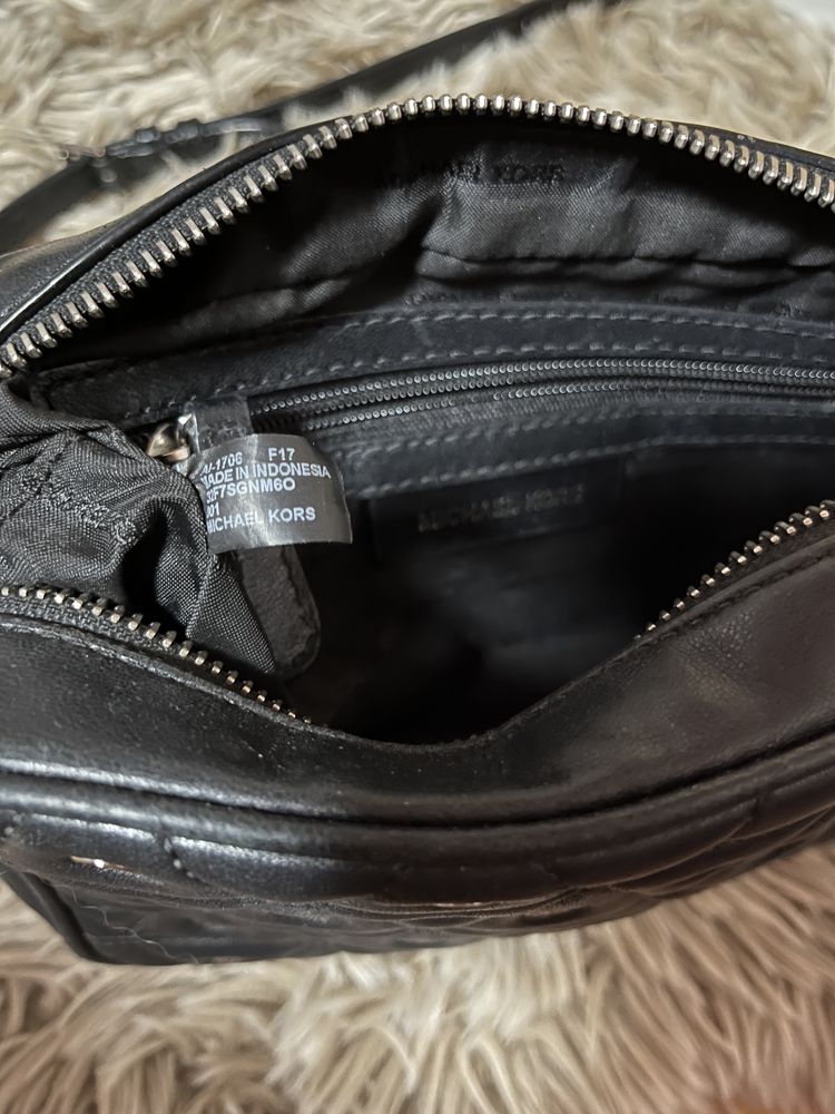 Michael Kors czarna torebka listonoszka jet set srebrne breloczkiem