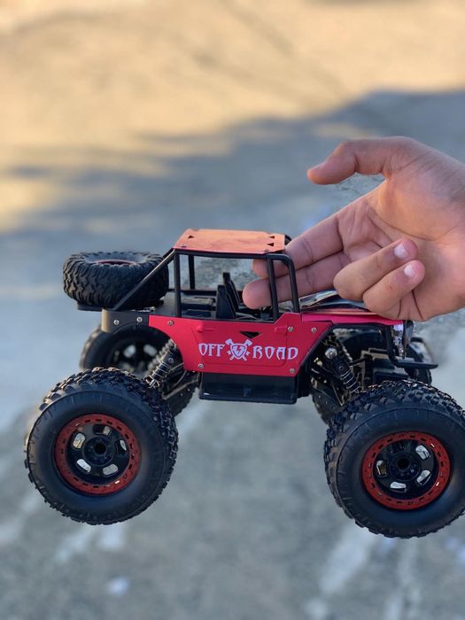 Carrinho de trilha com comando