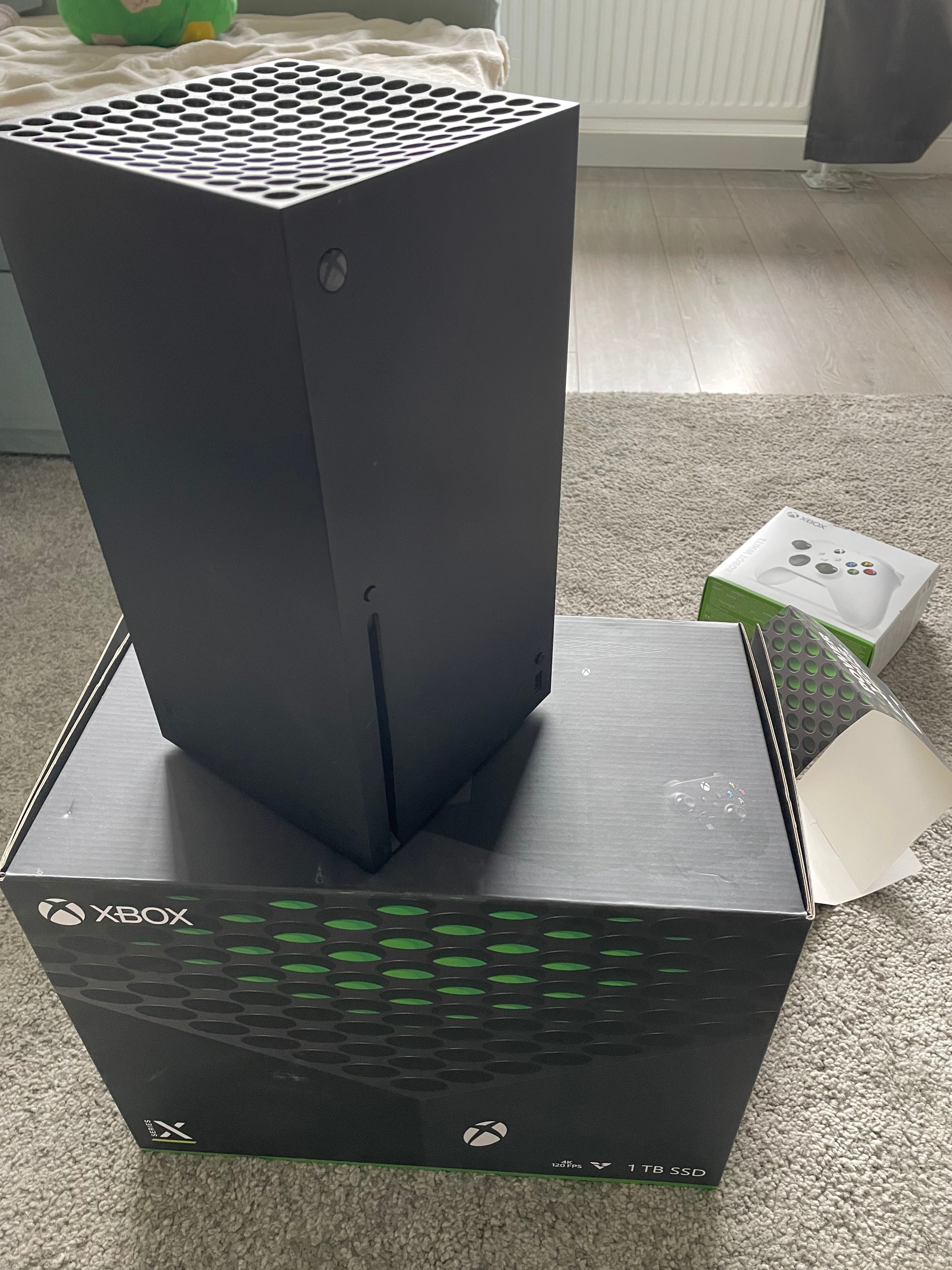 Praktycznie nowy Xbox X 1TB 7 gier w cenie oraz dwa oryginalne pady !!