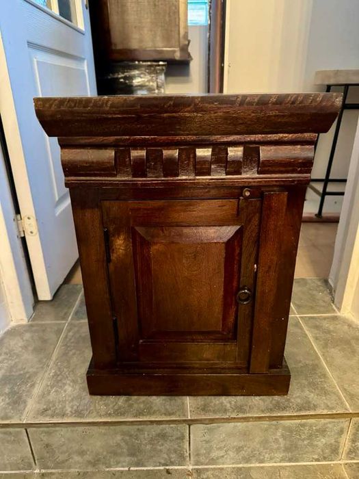 Szafka nocna, w stylu kolonialnym