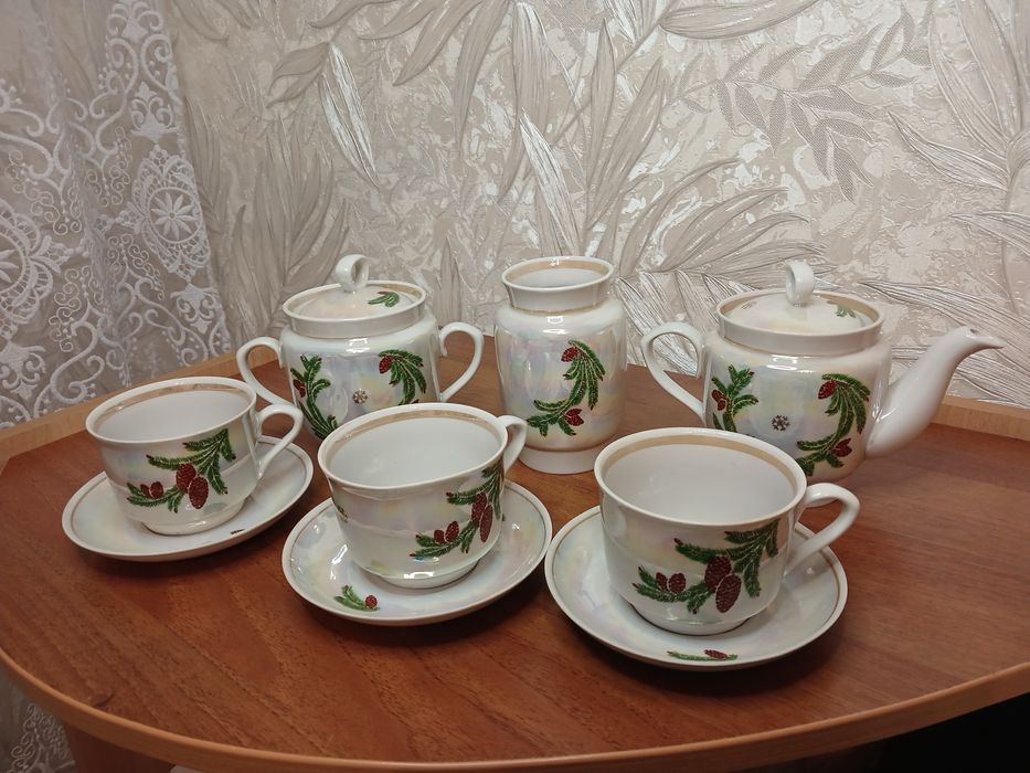 Набір посуду з шишкою