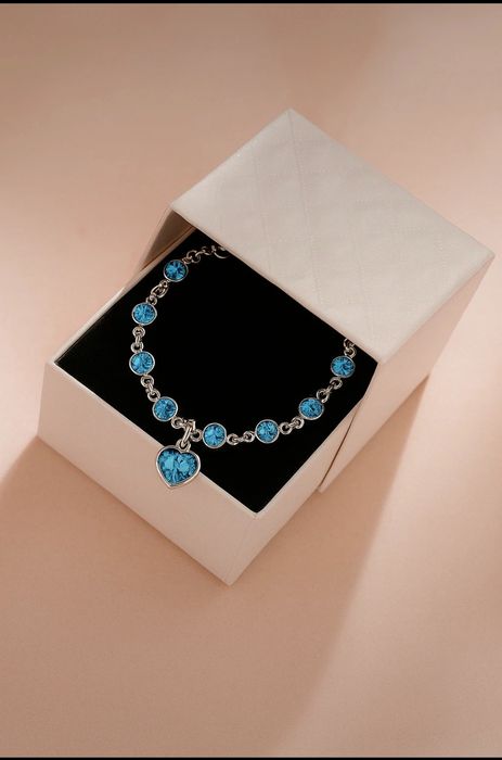 Pulseira Elegante Prateada com Coração Azul