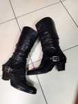 Botas pretas em pele