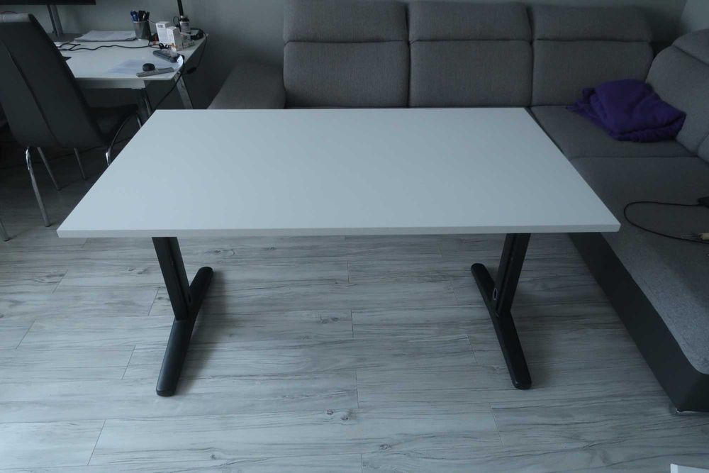 Duże biurko 80x140 wys. 75 przepusty kablowe