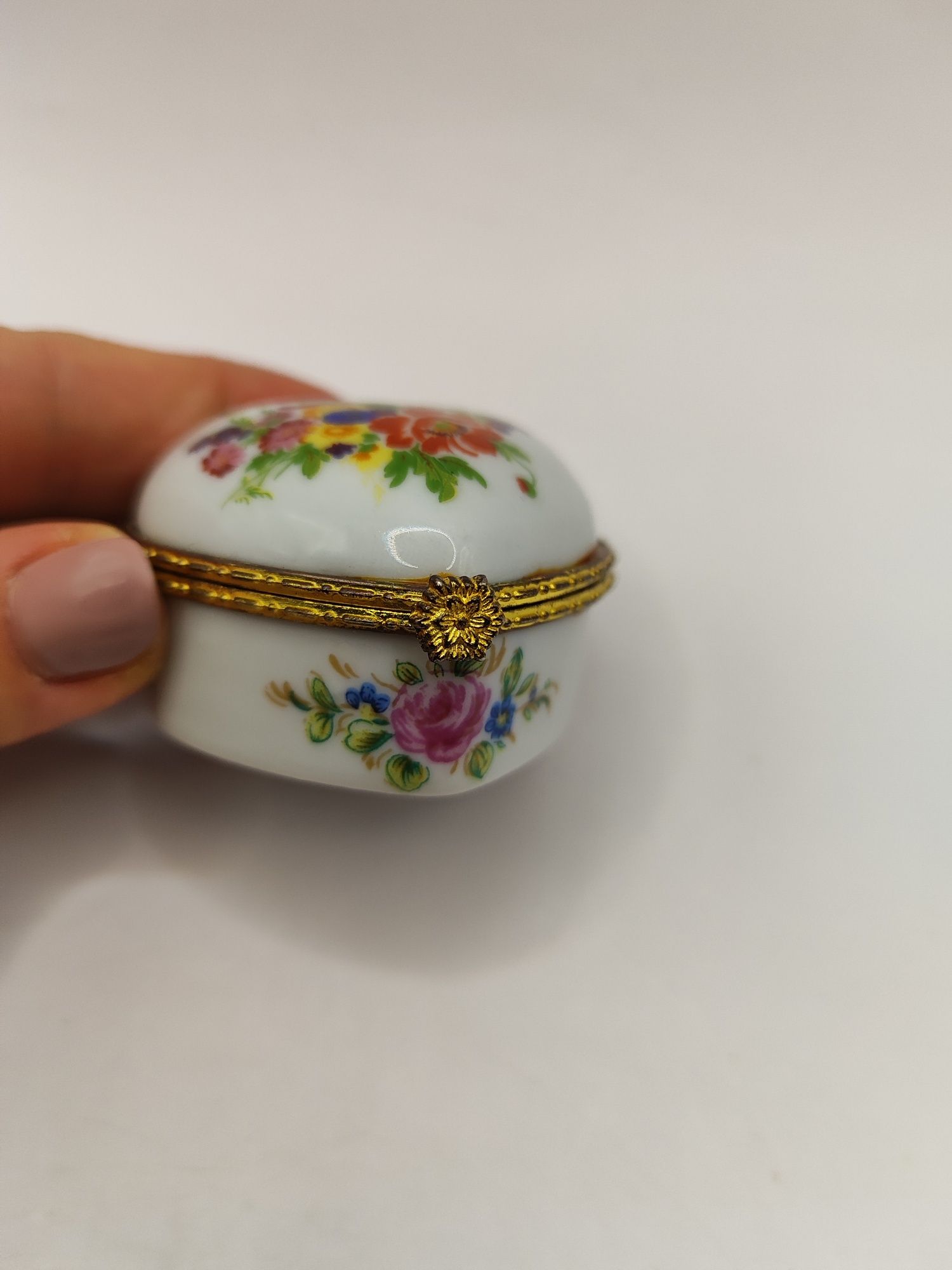 Puzderko szklatułka porcelanowa na biżuterię kwiaty serce Vintage