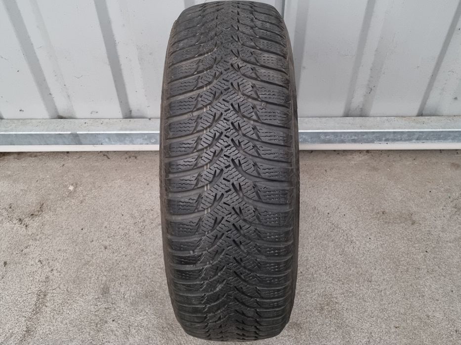 Opona używana 1szt. 195/65/15 Kumho WinterCraft WP51 / 7,2mm