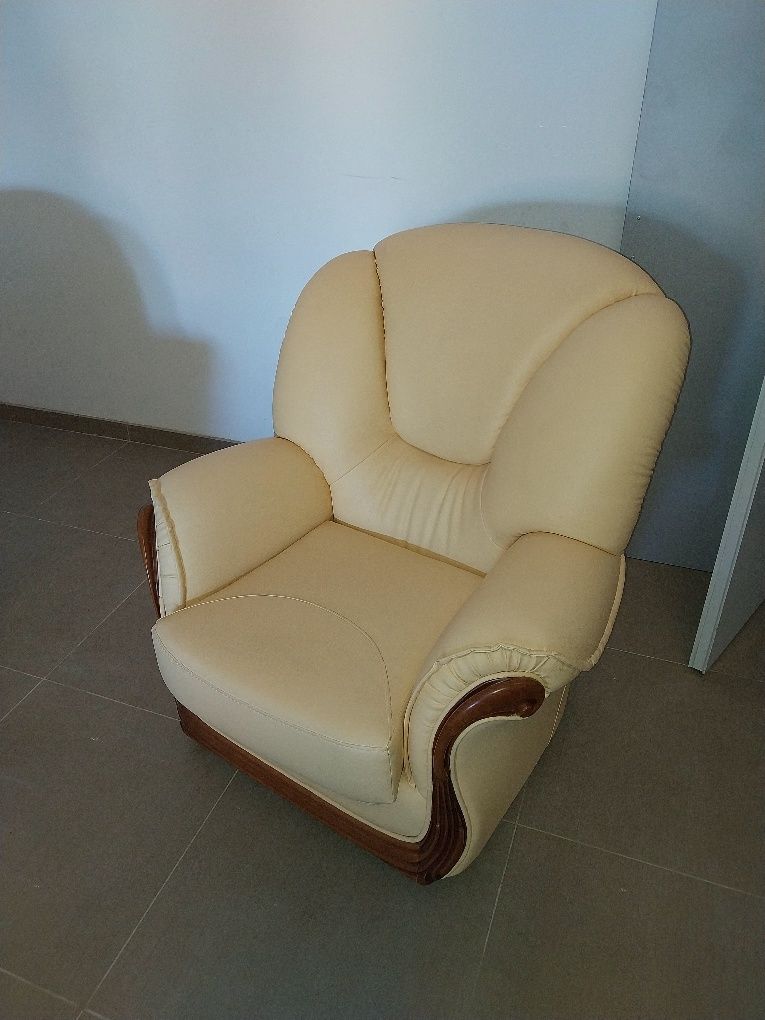 Conjunto de sofá cama com dois cadeirões 

E