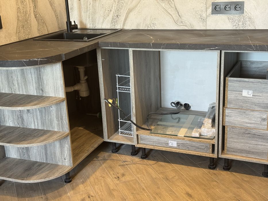 Продам новый корпус  кухни , модули кухни без фасадов