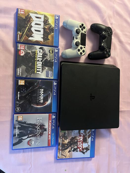Konsola Playstation 4 slim 1tb + 5 gier i pełne okablowanie
