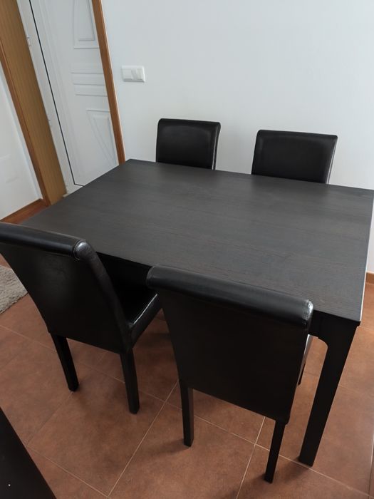 Mesa extensível com 4 cadeiras como novas vendo á melhor oferta