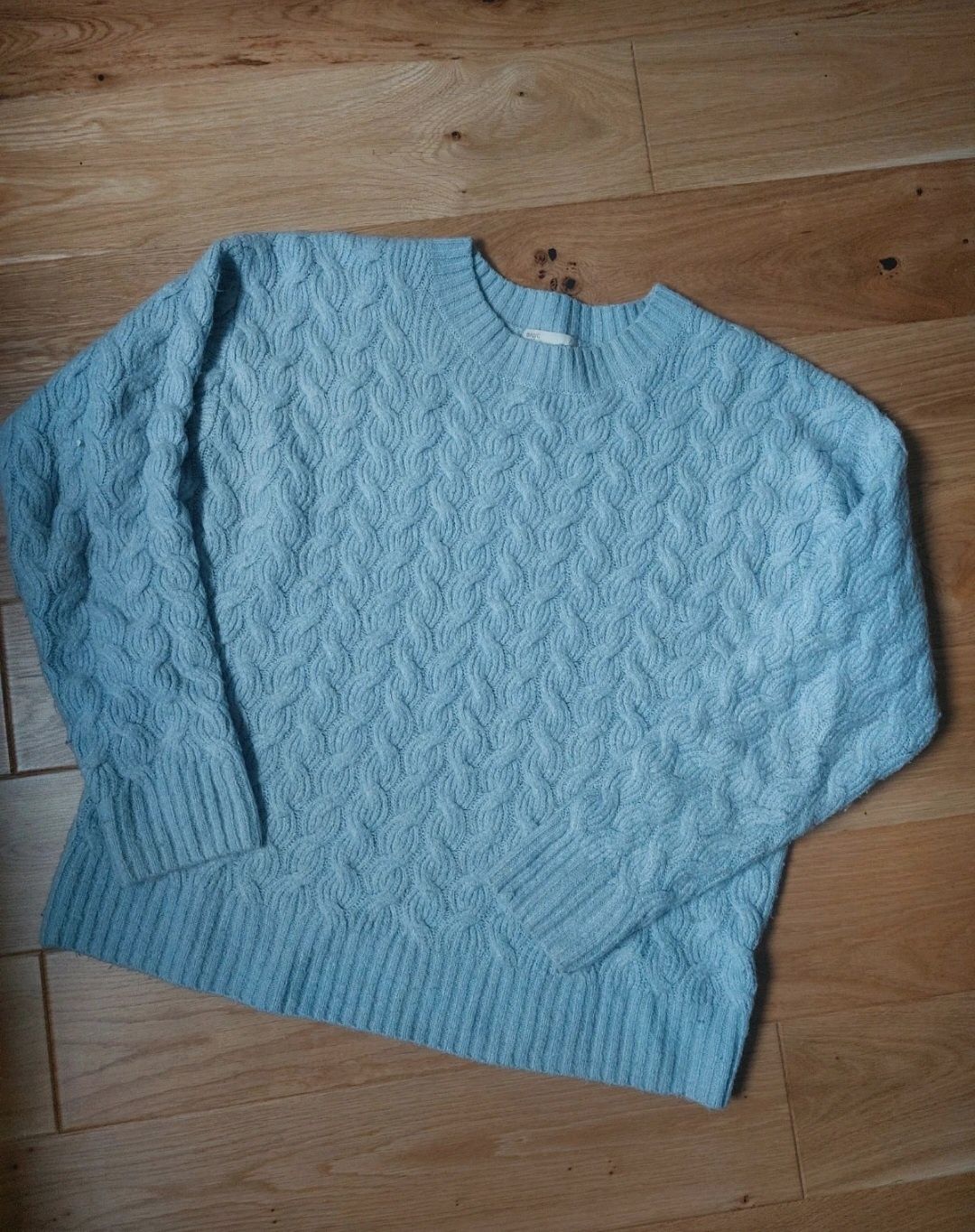 Damski błękitny sweter z warkoczem