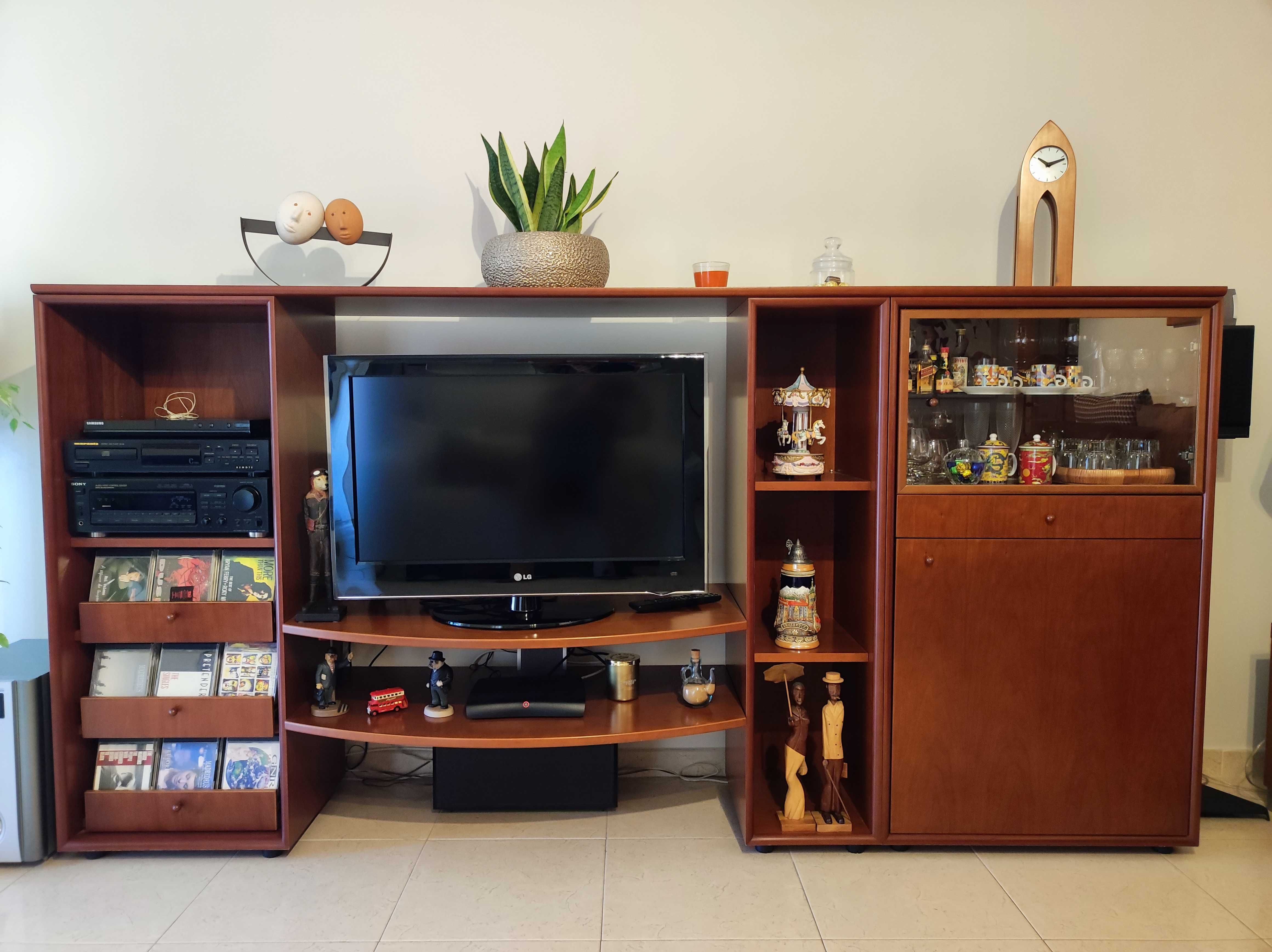 Móvel de sala em cerejeira em excelente estado.