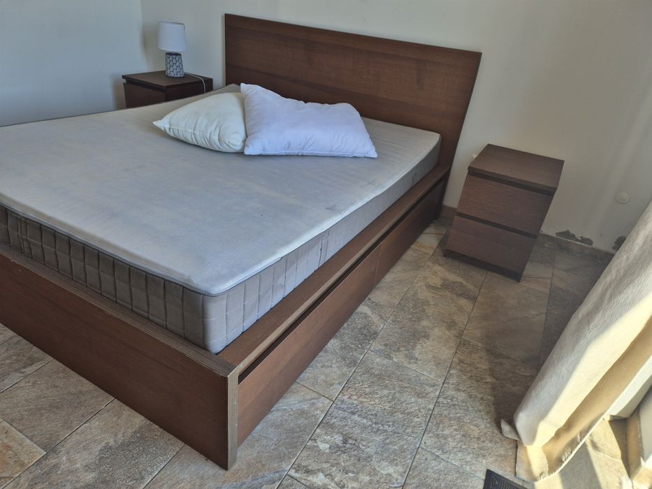 Cama casal com colchão e banquinhas de cabeceira